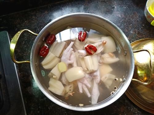 天然的“补血库”发现了，上锅炖一炖，气血双补，脸色越来越红润