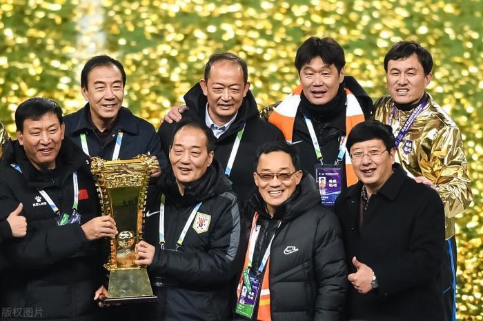 神伤|时也命也,郝伟带队提前3轮夺冠狂庆祝,国足主帅李霄鹏暗自神伤