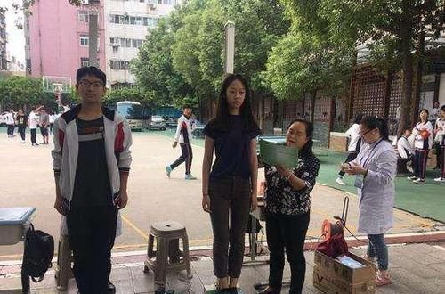 饮食习惯|女孩几岁开始“停止长高”不是18岁，首次月经才是停滞关键