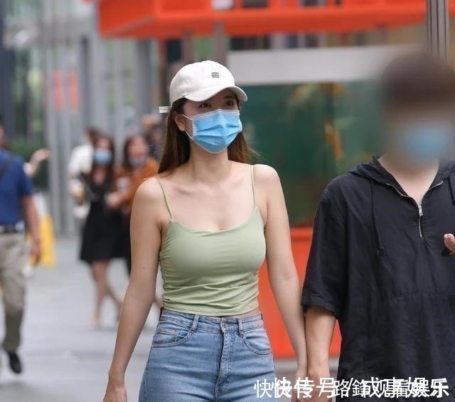 牛仔裤|微胖妹子的休闲装,吊带搭配牛仔裤,轻松展现清纯魅力