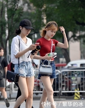 穿着|闺蜜逛街,都穿着短裤,是在比水腿长么?