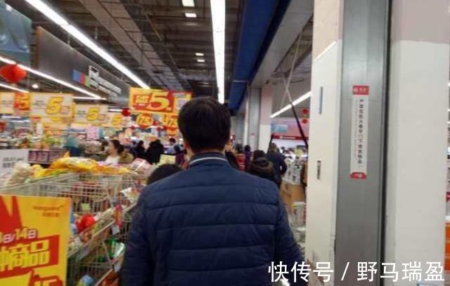 超市|一袋糖要50元?妈妈带儿子怒砸超市,店长:看监控吧