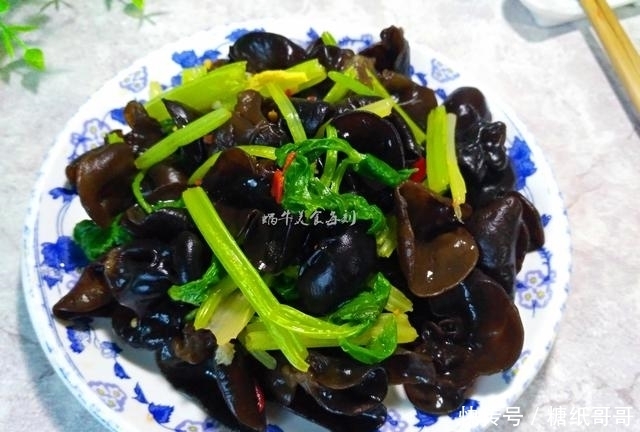 这道凉拌菜爽口开胃，做法简单，常吃能清理血管，预防三高