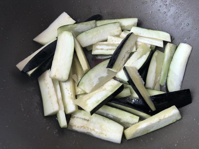 炒茄子先放油就错了,跟着大厨这样做,茄子不吸油不油腻,还入味
