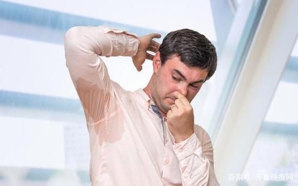 臭味|如何去除狐臭味?喷香水、除腋毛没用,你只需要“它”就够了