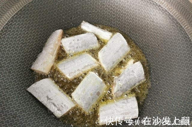 带鱼好吃有窍门，记住这3点，鱼肉鲜嫩无腥味，不松散不油腻