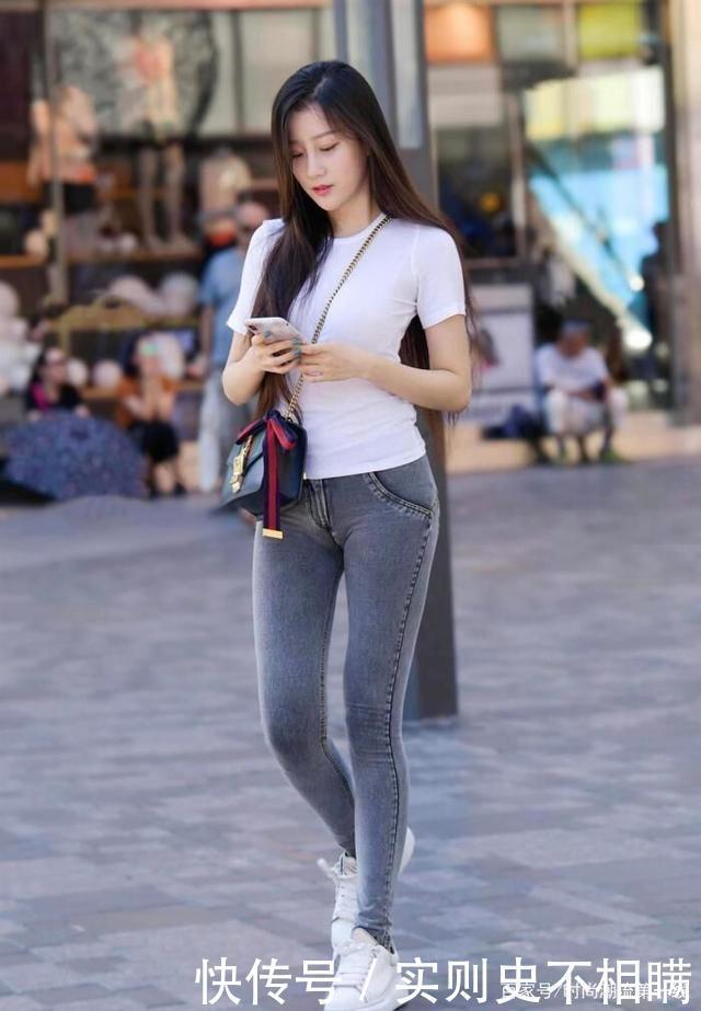 “铅笔腿”过时了,如今流行“酒杯腿”,这么穿才更有韵味!