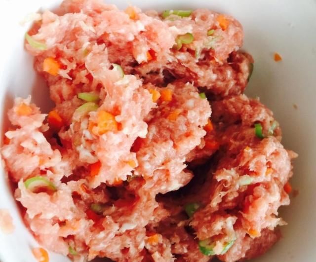 猪肉别光炒着吃了，加俩鸡蛋卷一卷，蒸一蒸，吃起来真过瘾