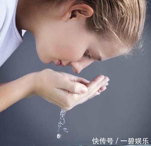 护肤|洗脸这么久才知道洗脸时滴几滴进去,越洗越白,红润显气色