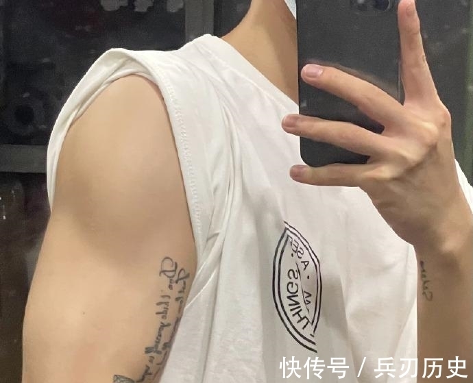 大男孩|帅气的成都大男孩,健身四个半月,手臂和肩有进步,胸肌差点意思!