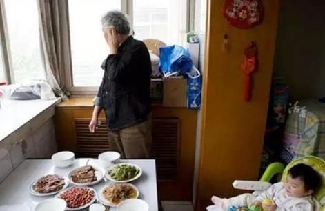 反思|“帮女儿带孩子是我最错的决定”，这位老人的哭诉，值得众人反思