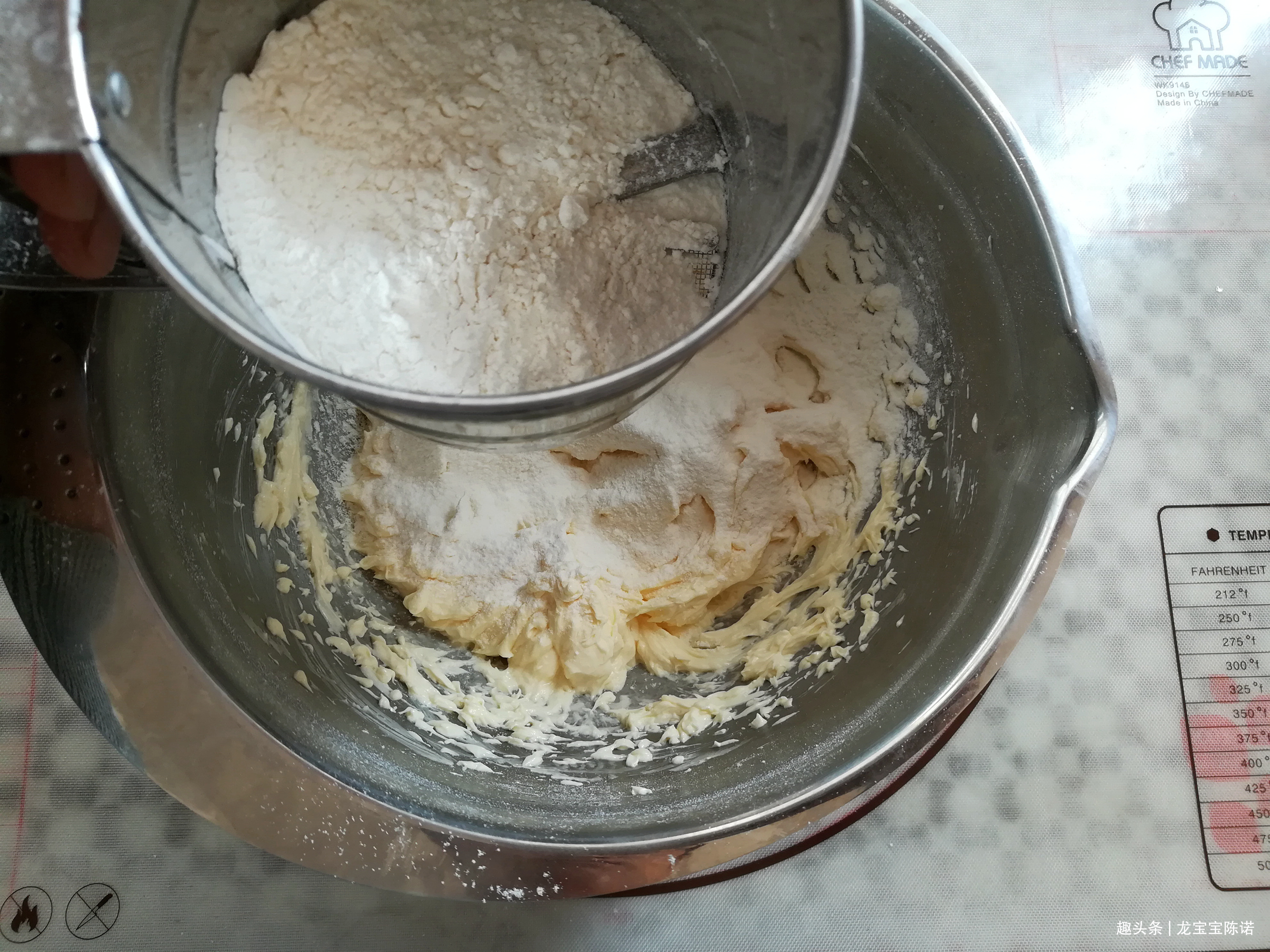 这种水果正当季，用它做蛋糕，清香不甜腻，大人小孩都爱吃