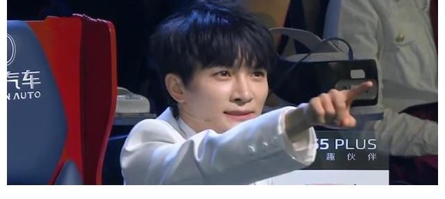 偶像周深參加《2060》錄制現(xiàn)場(chǎng)，粉絲當(dāng)場(chǎng)表白，高情商回應(yīng)引熱議