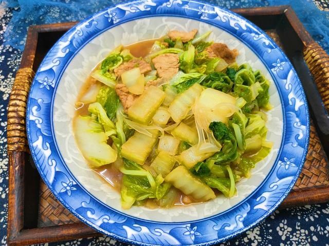 冬天炖白菜，多加2样食材，白菜软烂好吃，家人特别喜欢