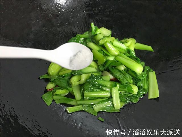  下锅|不管炒什么青菜，不要直接下锅，学会这个小技巧，青菜脆嫩不发黑