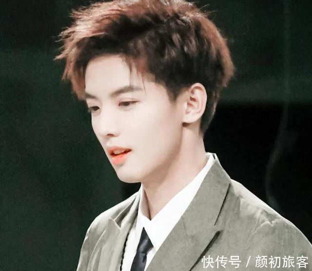 18岁公布恋情,22岁结婚婚戒不离手,简直就是漫画走出的男主