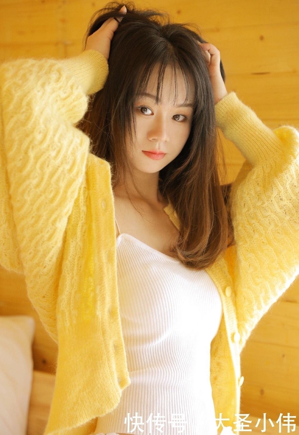 美女街拍柠檬味少女修长美腿性感写真图片，甜美的笑容很是治愈