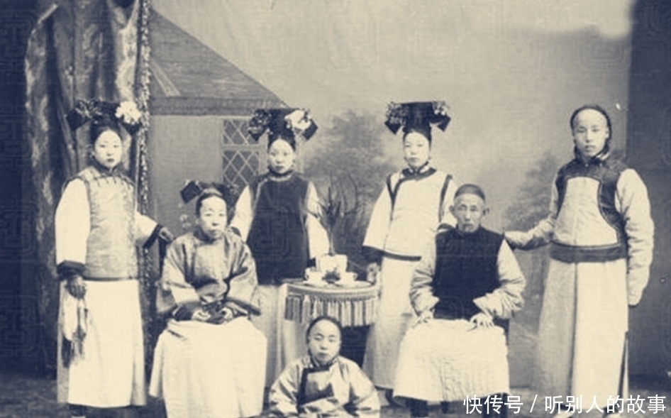 老照片|晚清老照片卖烤鸭的小贩,正妻面前胆敢坐着的小妾,图5“撸着猫”吸大烟