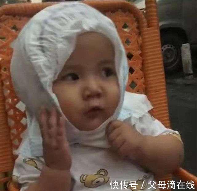 宝宝|宝妈带宝宝出门没拿伞,路上突然下雨,急中生智的做法让人想笑