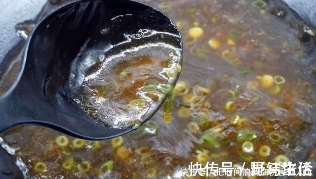 洗净|洗净香菇时，不要只用清水，厨师给你一水，让脏东西容易洗掉