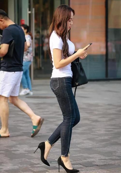 小姐姐搭配着一双黑色的尖头高跟鞋,走起路来看起来更加的成熟