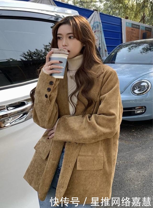 西装外套火了一年,最近流行的是“灯芯绒”西装,时髦保暖又气质