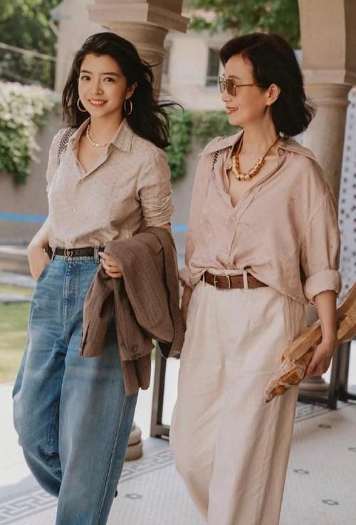 T恤 50岁以后穿T恤会很土,今年流行三木妈妈的穿搭,优雅减龄又时髦