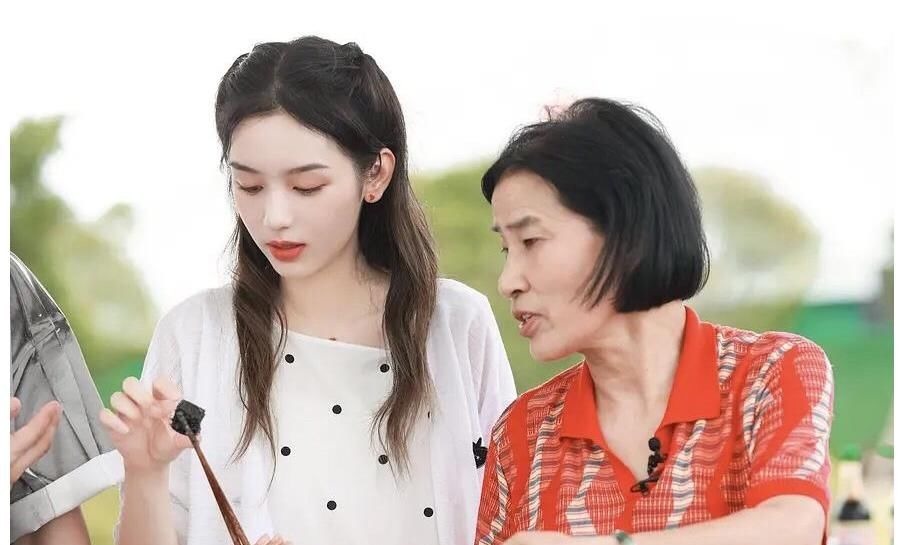 23歲的姚安娜“被冷落”,揭開了娛樂圈的“潛規(guī)則”