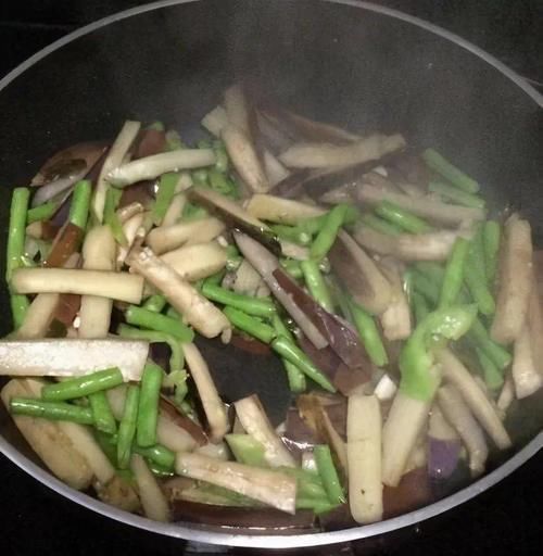 炒茄子时,只泡水是不行的,多加“这一步”,口感好还不油腻