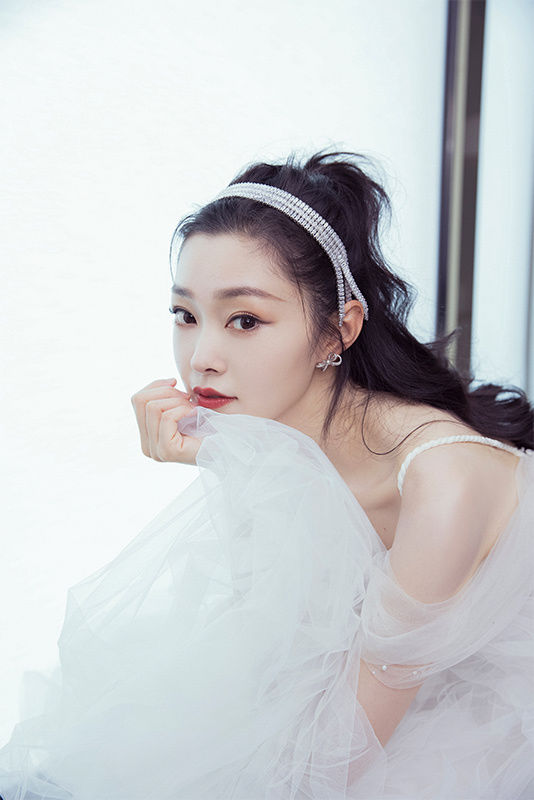 宋轶白色纱裙造型亮相品牌活动气质出众宛如公主 全网搜