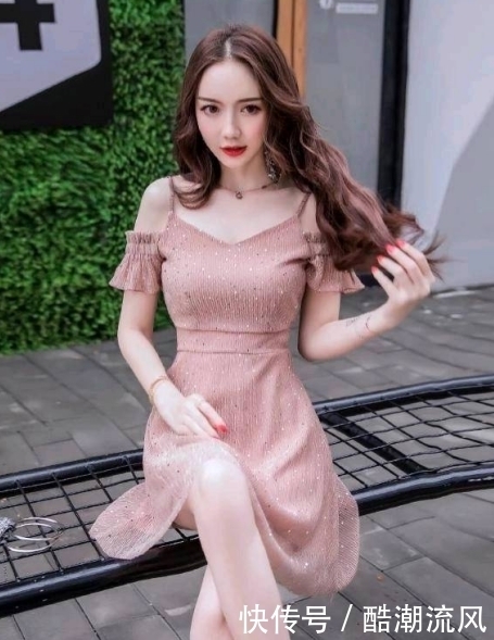 难以|高挑美女搭配修身连衣裙,气质逼人,一般女性难以媲美!