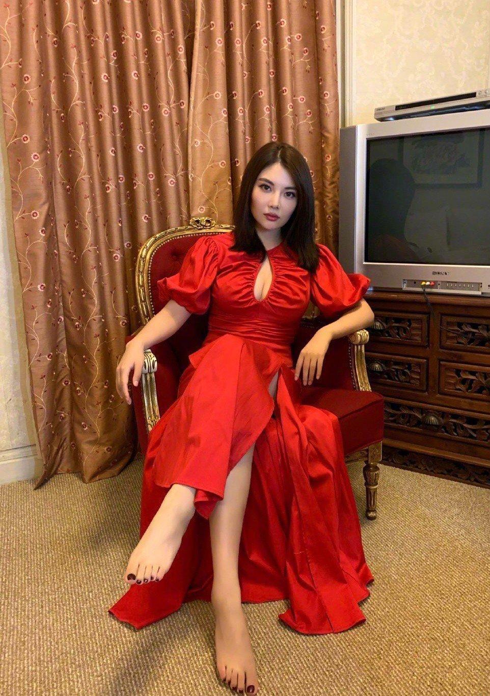 谢杏芳气场全开!穿大红色连衣裙惊艳亮相,气质一点不输超模