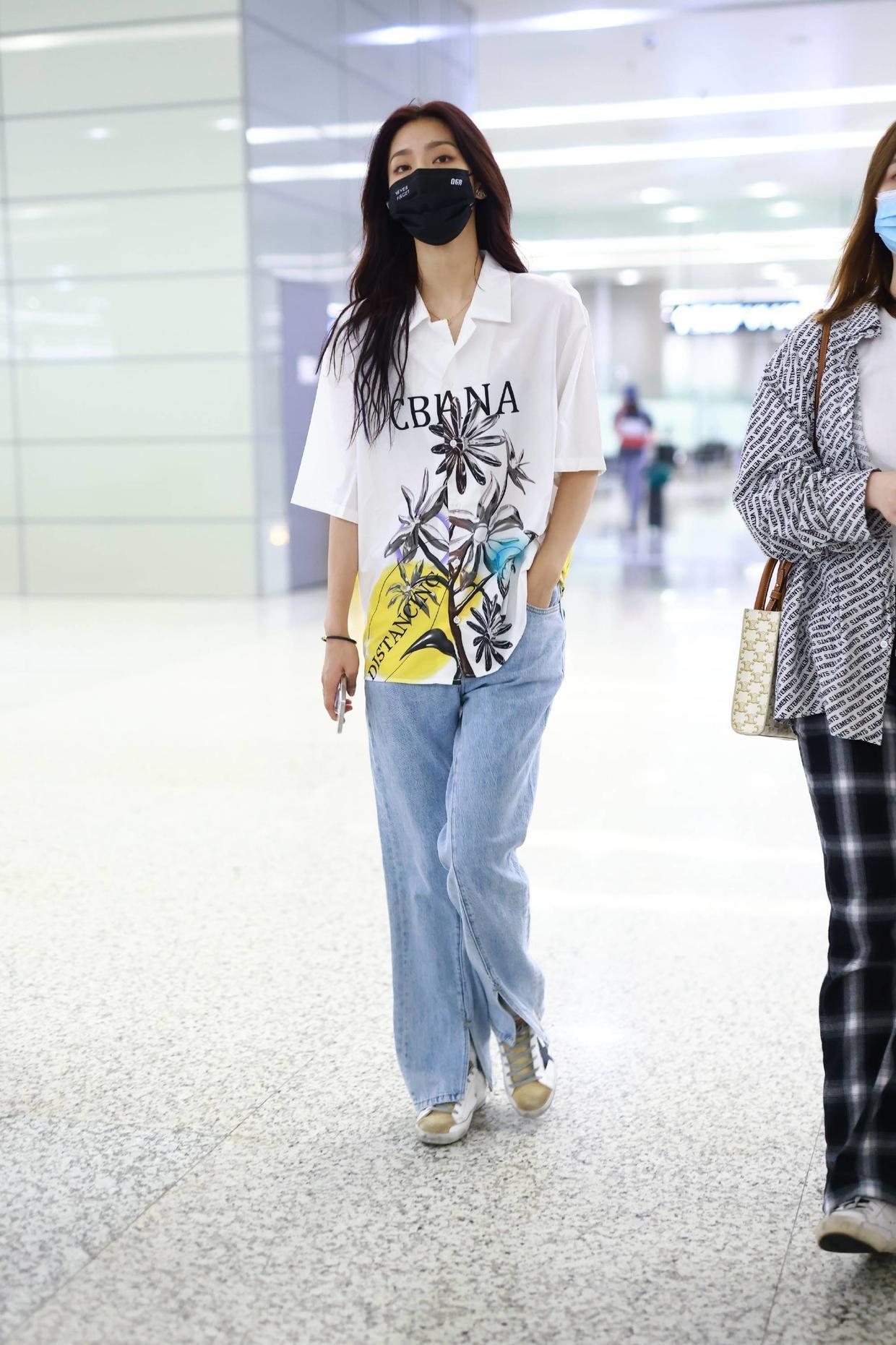 小姐姐|霍汶希带火了一种穿法,叫“衬衫+阔腿裤”,干练利落又有气场