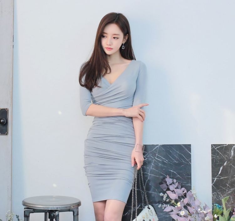 黑色|长发飘飘小姐姐,身穿黑色吊带裙,彰显出迷人的气质