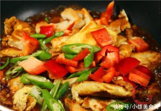 跟着我一起|豆腐里打2个鸡蛋，没想到这么好吃，我家一周吃7次都嫌少，过瘾
