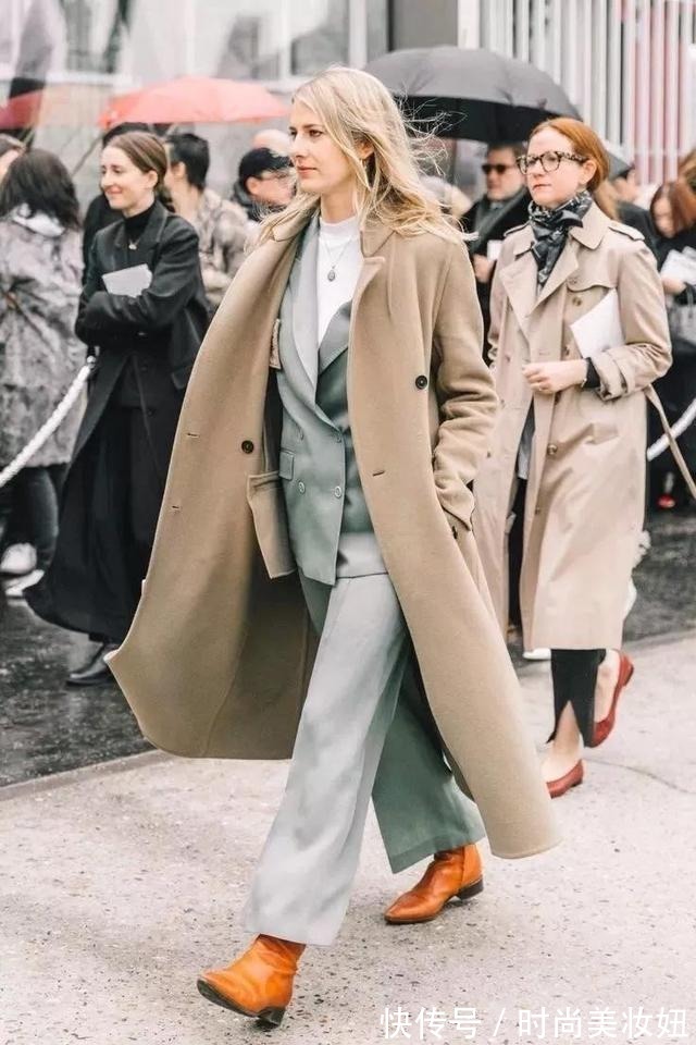 阿sa 阿Sa不愧是“时髦精”,灰色西装叠穿粉色针织开衫,又飒又美