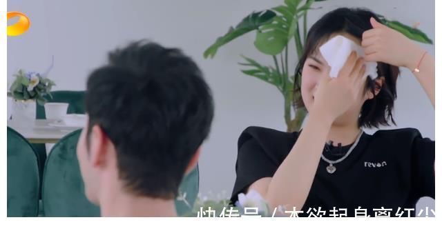 《中餐厅》首播,姚安娜黄晓明生疏尬聊,宁静虽狂但一作用难忽视