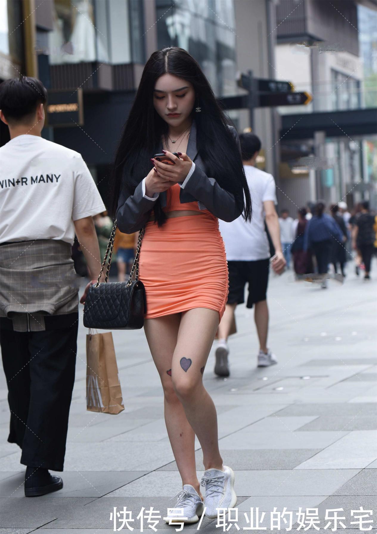 牛仔短夹克搭配简约连衣裙,出门无烦恼,高级时尚