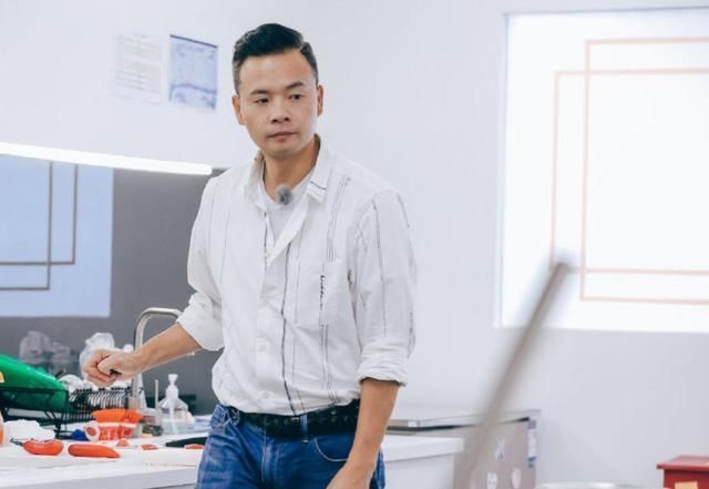 赵丽颖和林大厨矛盾升级,谁注意黄晓明的做法,完全不配当店长