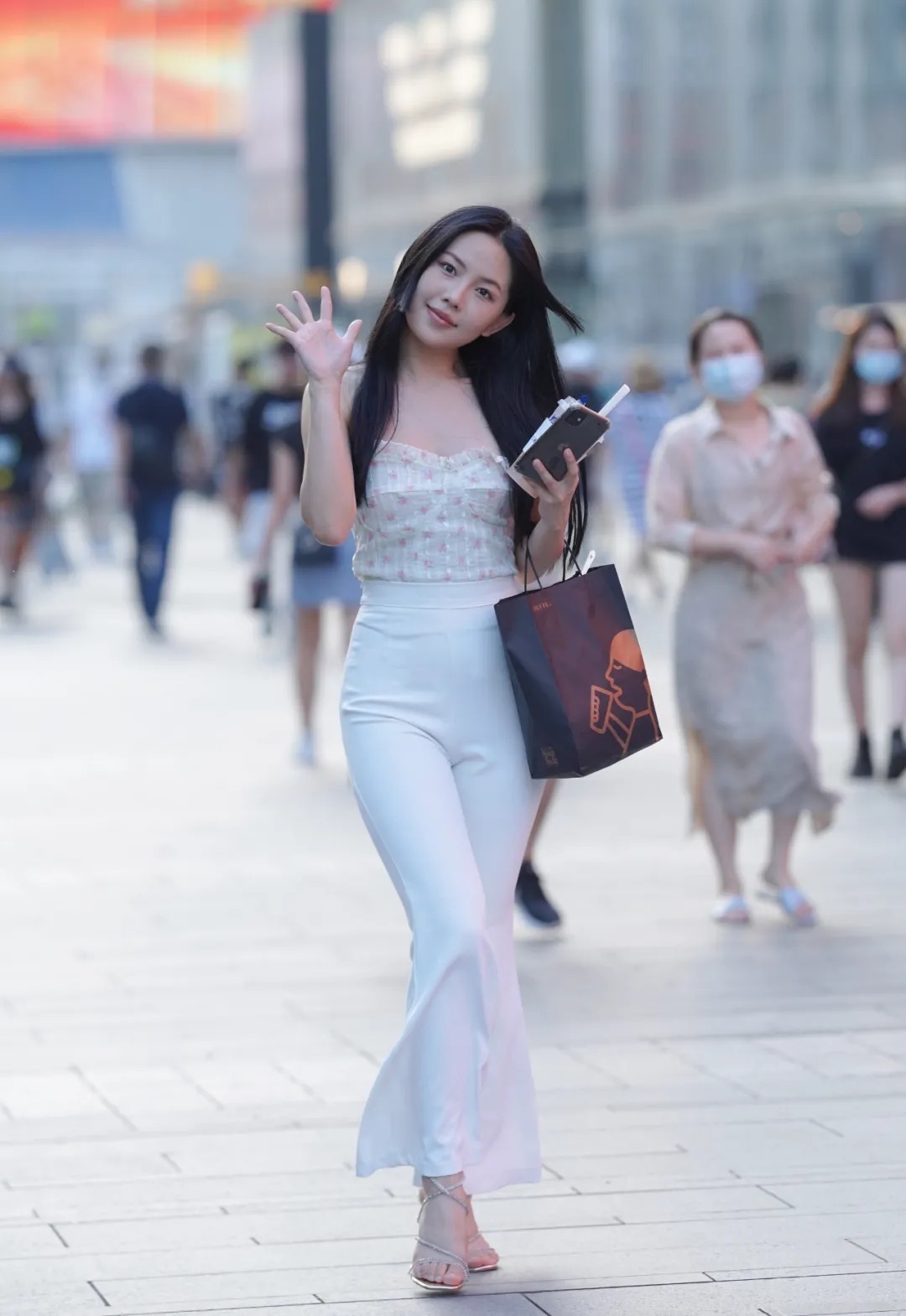 姐妹 这是我姐妹,高跟鞋配白裤子,真的好美!