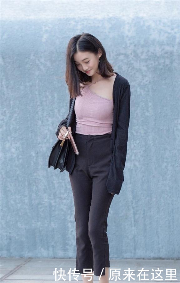 小姐姐|黑色沉稳外衣配粉色可爱内搭,静谧与巧妙结合,高级又充满活力