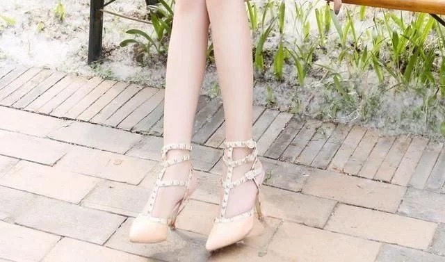 浅口尖头高跟鞋，尽显低调的奢华，贵气十足