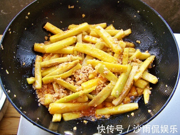 炒茄子,不要先放油了!和大厨学一招,颜色不变黑,不吸油还入味