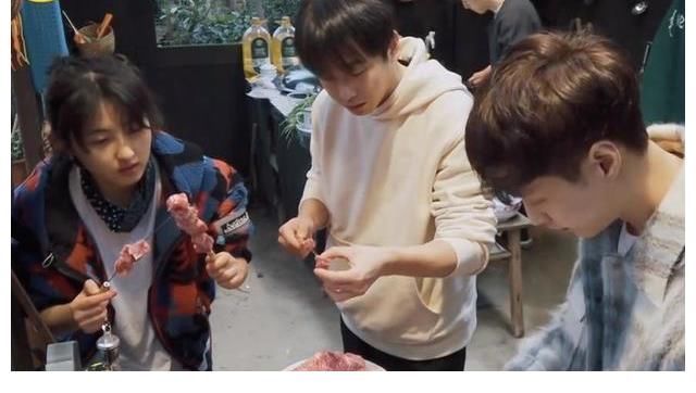 《向往的生活》:張藝興兩幅面孔?對黃磊貼心,對何炅卻情商下線2