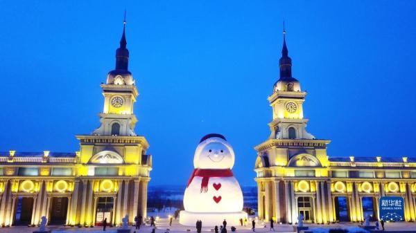 巨型雪人亮相哈尔滨，网友：看到它就想唱歌|图说 | 哈尔滨