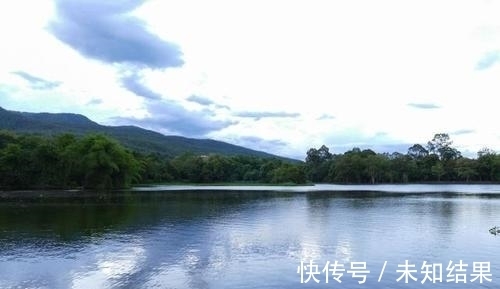 严陵#苏轼一首词登上虎年春晚，展现富春江美景，且蕴含丰富哲理