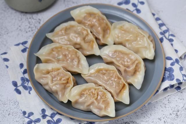 皮薄馅大的萝卜丝蒸饺，不揉面不醒面，营养丰富适合秋冬季食用