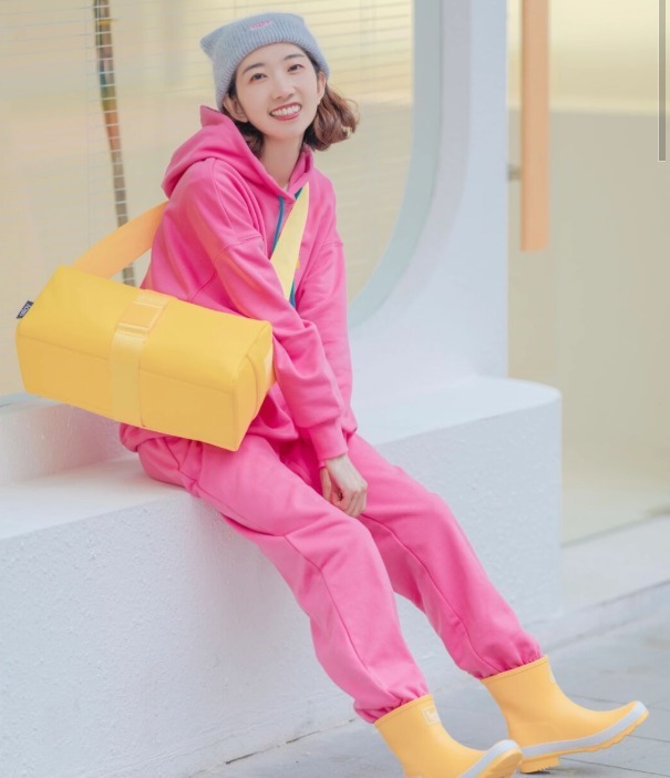 下半身 小个子穿卫衣竟然这么时髦!选择这几种流行色,活力十足还不挑人
