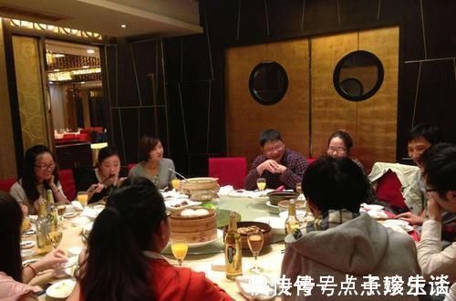 礼貌|母亲带儿子参加同学聚会,结束后发现被踢出微信群,网友:活该!