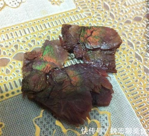 刚买回来的牛肉切开后“冒绿光”，发霉了？肉贩子：不懂就别吃